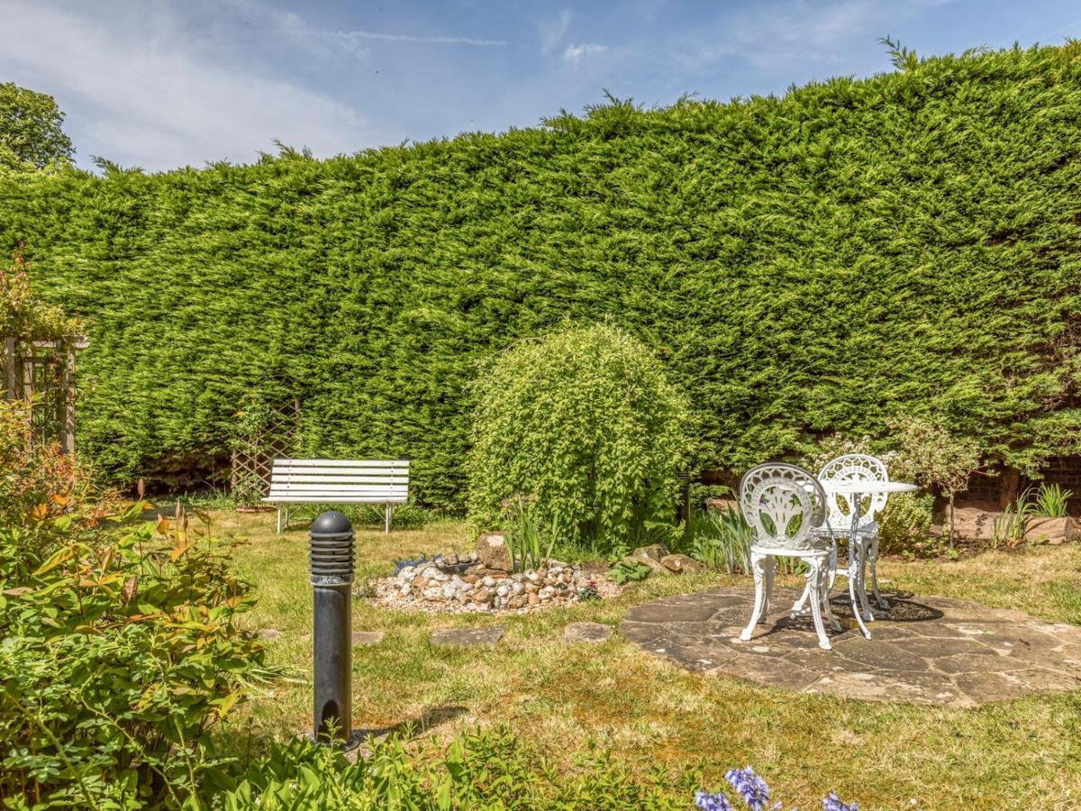 Pass The Keys Charming Apartment Attached To Thatched Cottage ชิชิสเตอร์ ภายนอก รูปภาพ