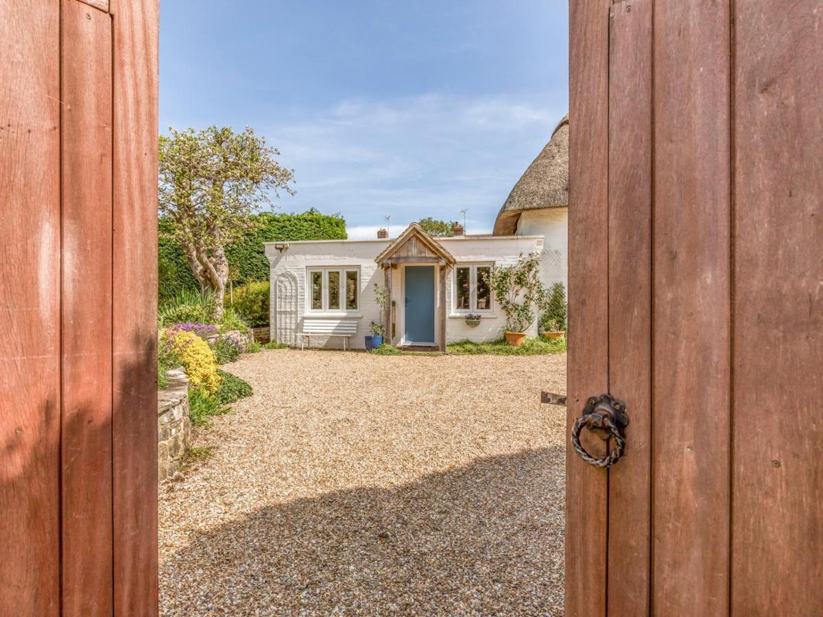 Pass The Keys Charming Apartment Attached To Thatched Cottage ชิชิสเตอร์ ภายนอก รูปภาพ