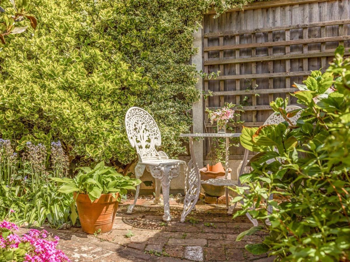 Pass The Keys Charming Apartment Attached To Thatched Cottage ชิชิสเตอร์ ภายนอก รูปภาพ